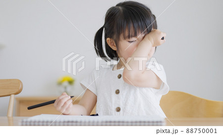 目を擦るアレルギーの子供（育児・子育て・4歳） 88750001