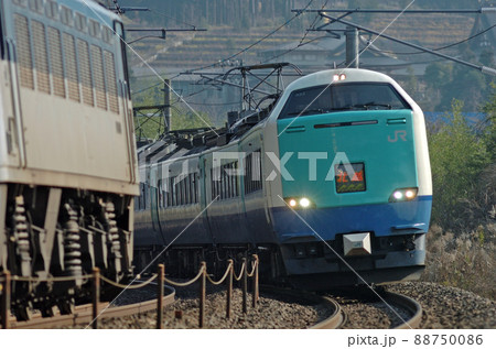 北陸本線 倶利伽羅-津幡 JR東日本 485系 R23編成(新潟) 北越 EF81-503(富山) 北陸本線 倶利伽羅-津幡 JR東日本 485系 R23編成(新潟) 北越 EF81-503(富山) 88750086