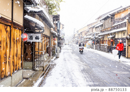 雪の京都東山　祇園花見小路 88750133
