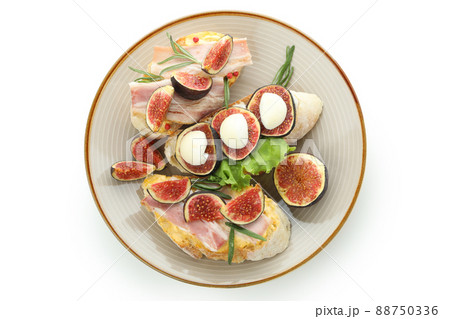Plate with bruschetta with fig isolated on white background 88750336