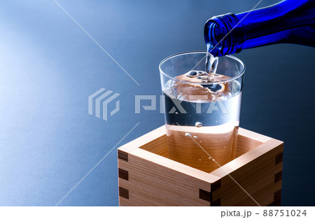 冷酒　日本酒を注ぐ 88751024