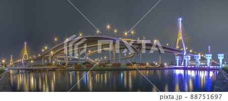 Pnorama Bhumibol Bridge, Chao Phraya River Bridge. Turn on the lights in many colors at night. 88751697