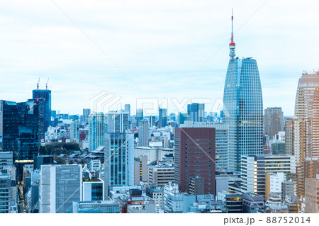 東京のビル群（雨上がりの朝のやわらかなイメージ）　日比谷から品川方面をみる　2022年4月早朝撮影 88752014