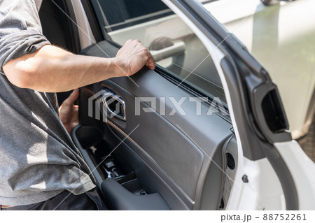 Mechanic man using wedge unpack vehicle door part for check damage in garage Mechanic man using wedge unpack vehicle door part for check damage in garage 88752261