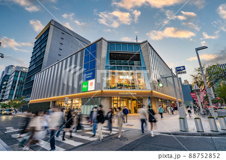 名古屋市・中区　栄　広小路通　広小路伊勢町交差点　マルエイガレリア 夕景 88752852