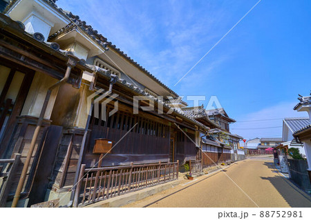 徳島県美馬市 脇町うだつの町並み(むしこ窓看板)南橋付近 徳島県美馬市 脇町うだつの町並み(むしこ窓看板)南橋付近 88752981