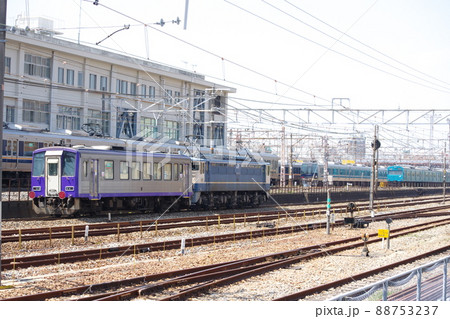 EF65型電気機関車に牽引されて山陽本線・西明石駅付近を回送されるJR西日本キハ120形気動車 88753237