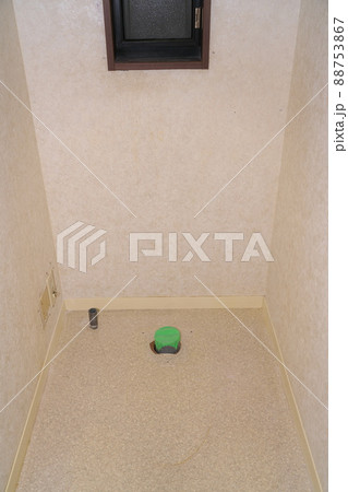 リフォーム中のトイレとむき出しの配管3 88753867