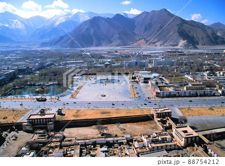 天空の五体投地ラサ　ポタラ宮殿から市街を見る 88754212
