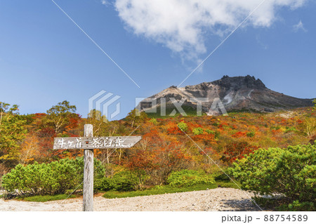 秋の那須岳(茶臼岳) 姥ヶ平の風景【栃木県・那須塩原市】 秋の那須岳(茶臼岳) 姥ヶ平の風景【栃木県・那須塩原市】 88754589