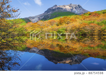 秋の那須岳（茶臼岳）　ひょうたん池のリフレクション【栃木県・那須塩原市】 88754598