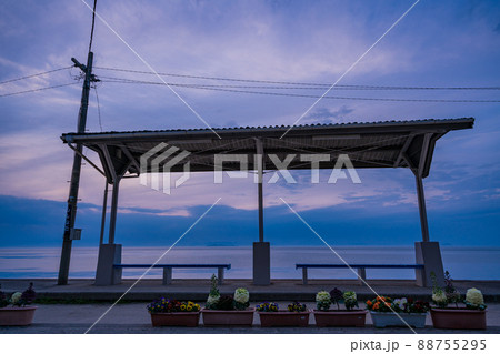 (愛媛県)JR 下灘駅 夕景 (愛媛県)JR 下灘駅 夕景 88755295