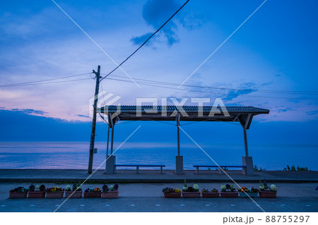 (愛媛県)JR 下灘駅 夕景 (愛媛県)JR 下灘駅 夕景 88755297