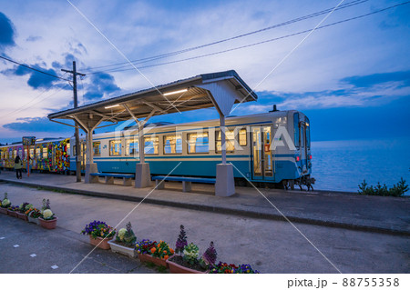 (愛媛県)JR 下灘駅 停車した列車 夕景 (愛媛県)JR 下灘駅 停車した列車 夕景 88755358