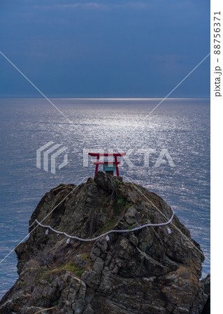 （愛媛県）伊予灘の綱掛岩　夕景 88756371