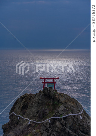 （愛媛県）伊予灘の綱掛岩　夕景 88756372