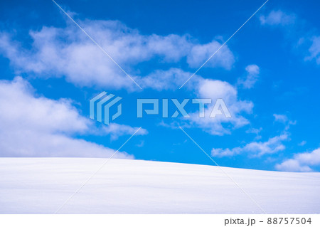 《北海道》冬の美瑛・雪原と青空 《北海道》冬の美瑛・雪原と青空 88757504