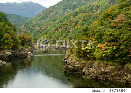 吉野川に掛かる橋と紅葉の風景 吉野川に掛かる橋と紅葉の風景 88758644