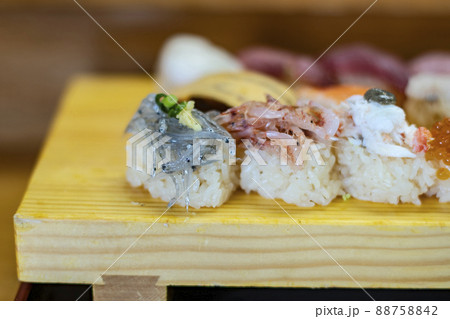 握り寿司 寿司 鮨 すし Sushi 魚 白魚 さくら海老 マグロ 玉子 イクラ トロ カツオ 握り寿司 寿司 鮨 すし Sushi 魚 白魚 さくら海老 マグロ 玉子 イクラ トロ カツオ 88758842