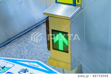 【イメージ素材】地下鉄の改札 88759098