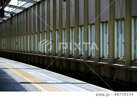 合成素材に使える一般的な鉄道の駅のホーム 合成素材に使える一般的な鉄道の駅のホーム 88759154