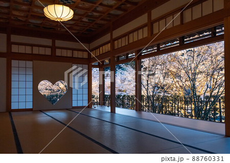 正寿院の猪目窓と桜アップ 88760331