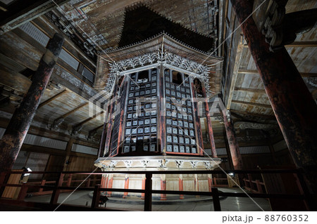 三井寺の一切経蔵内部 88760352