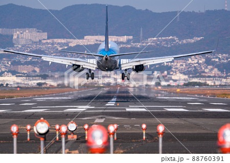 《大阪府》着陸する航空機・大阪国際空港 《大阪府》着陸する航空機・大阪国際空港 88760391