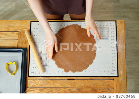 Silicone baking mat with markings during cooking Silicone baking mat with markings during cooking 88760469