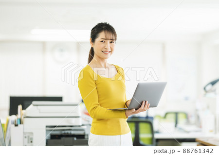オフィスで働くミドル女性 88761342