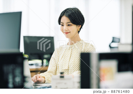 オフィスで働く女性 88761480