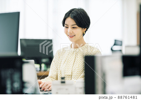 オフィスで働く女性 88761481