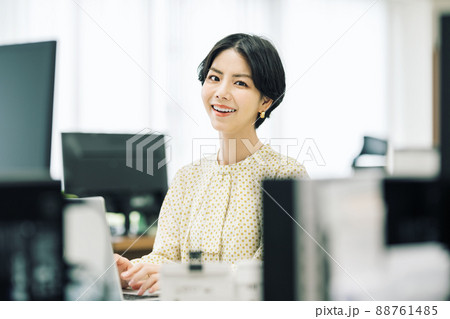 オフィスで働く女性のポートレート 88761485