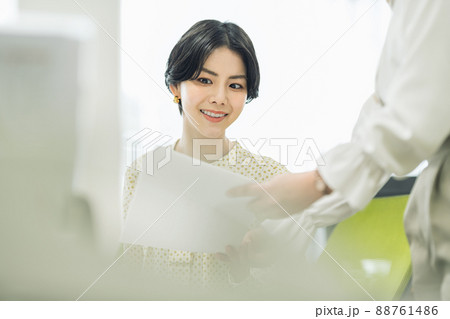 書類を確認するキャリアウーマン 書類を確認するキャリアウーマン 88761486