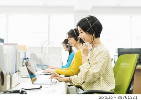 コールセンターで働く女性 コールセンターで働く女性 88761521