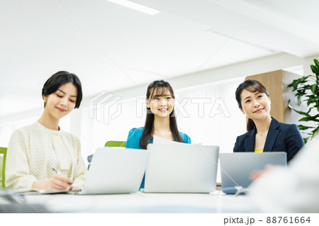 ミーティングをする女性スタッフ 88761664