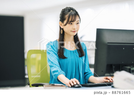 オフィスでデスクワークをする女性 88761665
