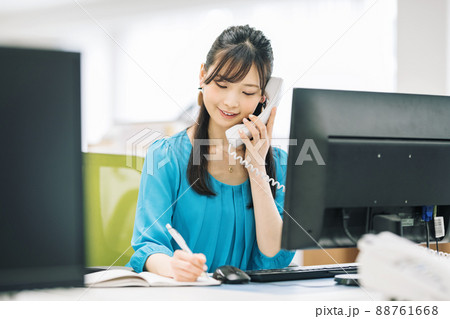 電話をしながらメモをする女性 電話をしながらメモをする女性 88761668