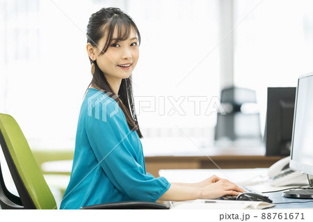 オフィスで働く女性のポートレート 88761671