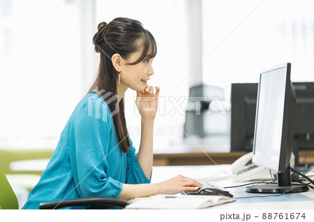 オフィスで働く女性 オフィスで働く女性 88761674