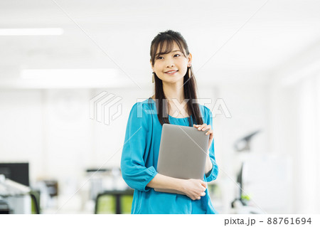 若いキャリアウーマンのポートレート 88761694