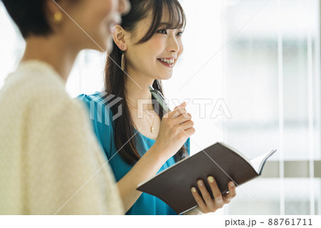 ミーティングをするキャリアウーマン 88761711