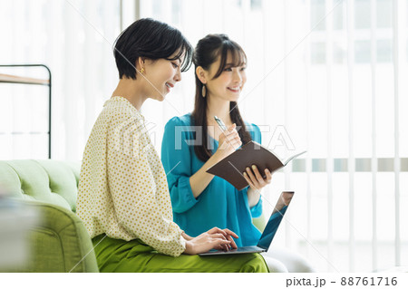 ミーティングをするキャリアウーマン 88761716