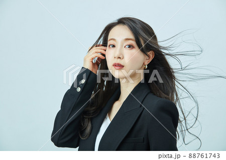 ファッション 髪の毛をなびかせるジャケットの若い女性 ファッション 髪の毛をなびかせるジャケットの若い女性 88761743