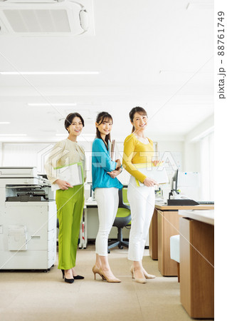 オフィスで働く女性のポートレート 88761749