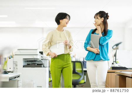 オフィスで談笑するキャリアウーマン 88761750