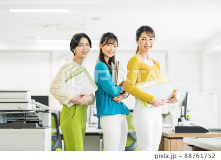 オフィスで働く女性のポートレート オフィスで働く女性のポートレート 88761752