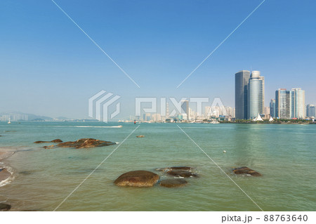 中国福建省厦門 (アモイ) 鼓浪嶼から望む厦門島・鷺江 Xiamen, Fujian, China 88763640