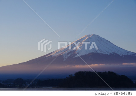 早朝の河口湖から見る冬の富士山 88764595