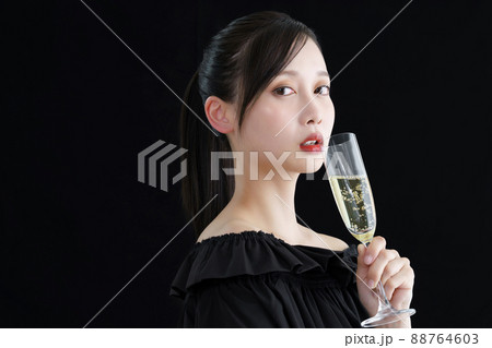 シャンパングラスを持つ女性 88764603